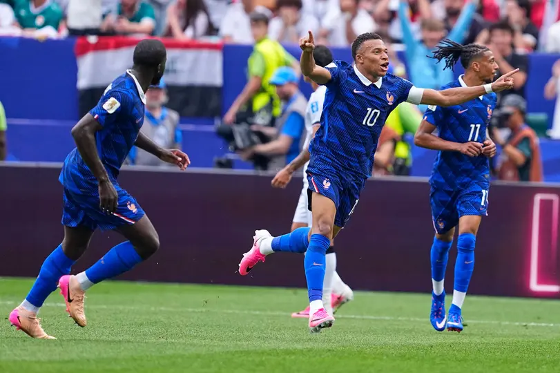 Mbappé celebra su anotación con el resto de sus compañeros | AP