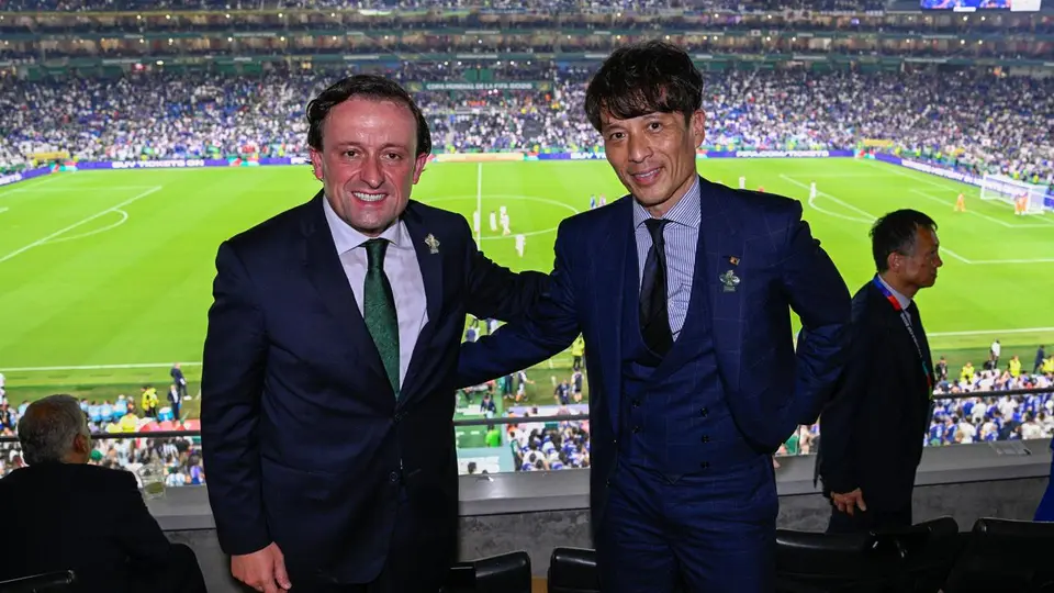 Mikel Arriola y Tsuneyasu Miyamoto en el Estadio Monterrey | X: @MikelArriolaP