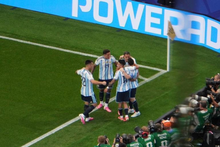 Argentina celebrando el 1er gol de Messi l CARLOS PONCE