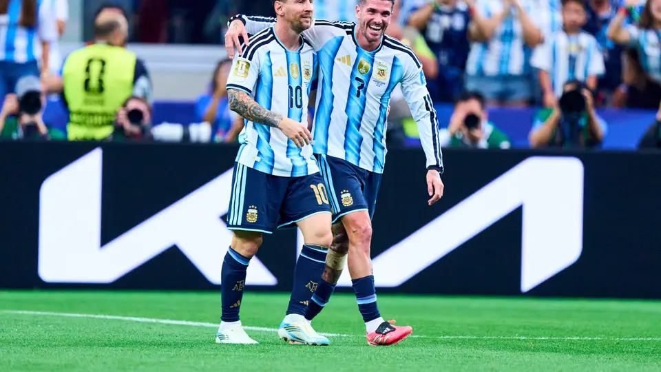 Lionel Messi celebrando con Rodrigo De Paul l MEXSPORT