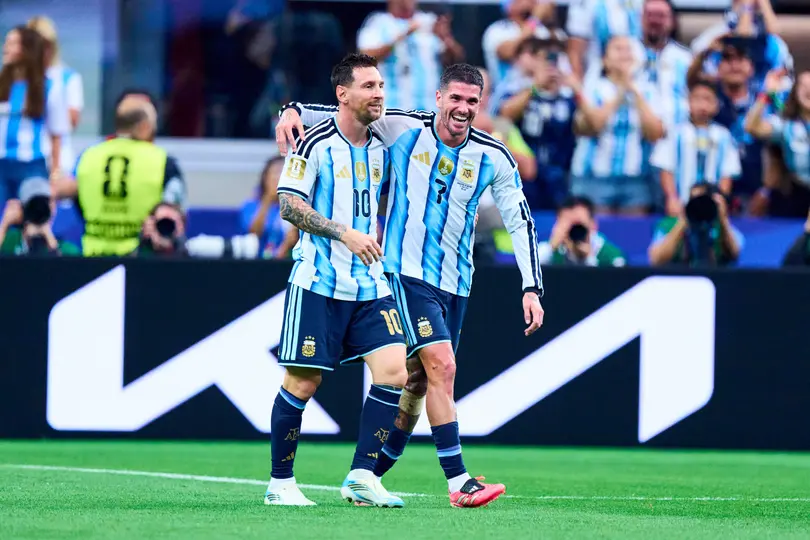 Lionel Messi celebrando con Rodrigo De Paul l MEXSPORT