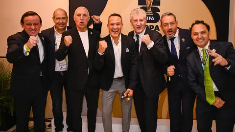 Mikel Arriola con algunas personalidades históricas del futbol | X: @MikelArriolaP