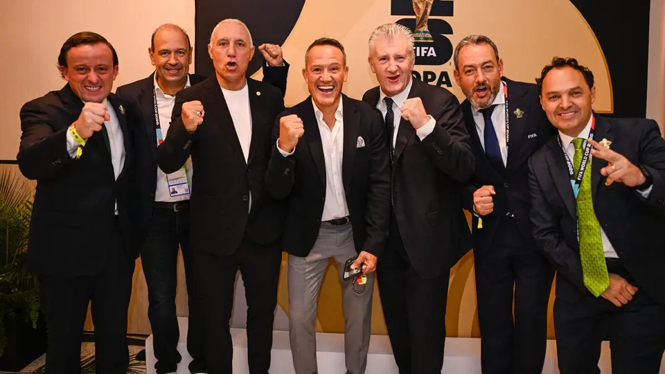 Mikel Arriola con algunas personalidades históricas del futbol | X: @MikelArriolaP