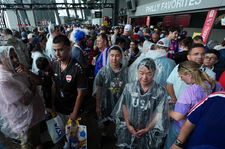 La afición se ha resguardado de la lluvia que cae en la zona de Filadelfia | AP