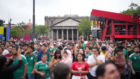 Aficionados en el Fan Fest de Guadalajara en el partido de México | IMAGO7