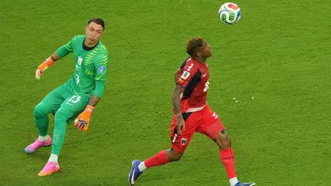 Fernando Muslera salió mal en el partido ante Cabo Verde | AP