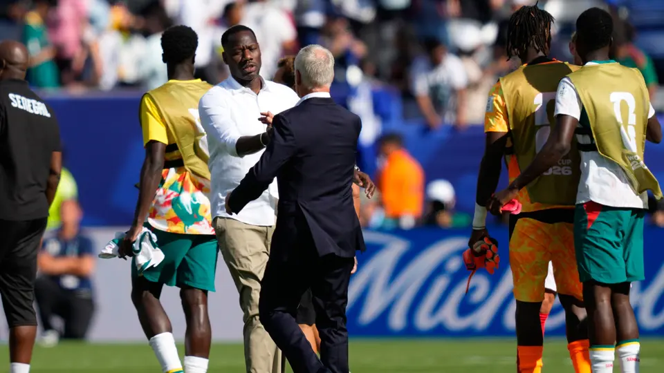 Pape Thiaw y Didiers Deschamps en el partido de Senegal contra Francia en el Mundial 2026 | AP