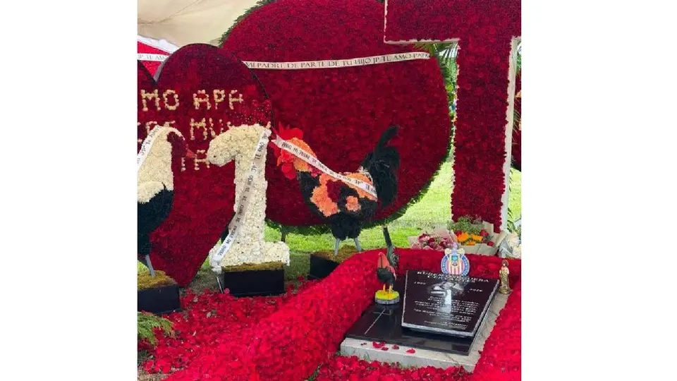 Figuras de gallos, corazones y una cruz formaron parte de los arreglos florales colocados en el mausoleo del exlíder del CJNG./ X: @TNnoticiasMx