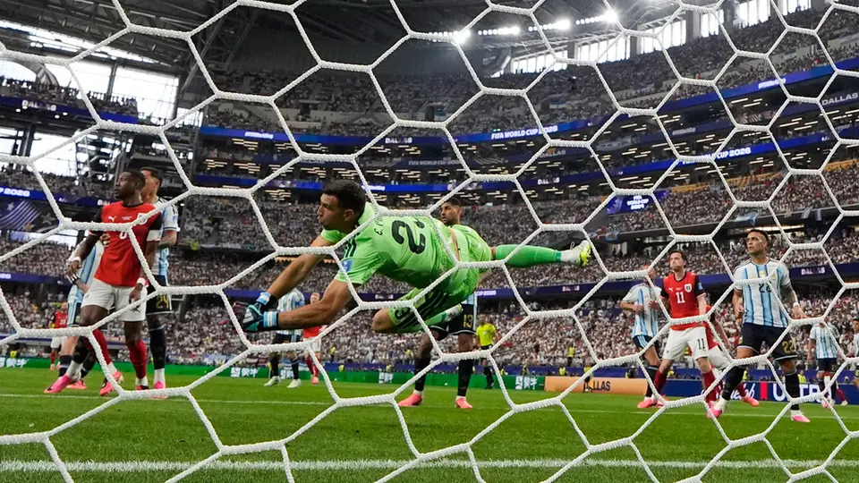 Emiliano "Dibu" Martínez atajando ante Austria l AP