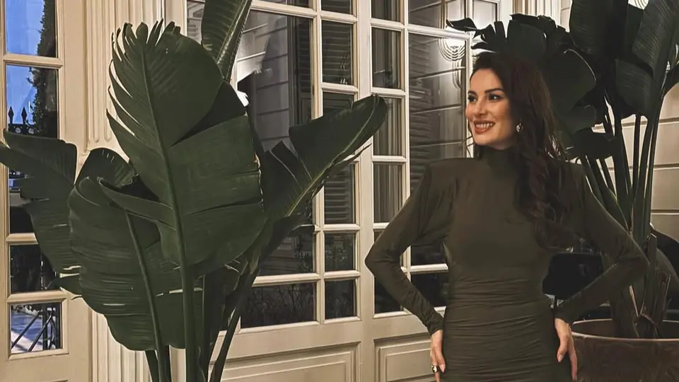 La actriz se formó en el Centro Cultural Sadri Alışık y desarrolló una destacada carrera en la televisión turca.