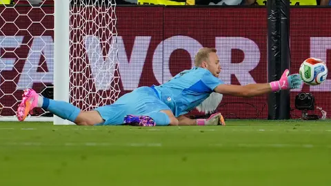 Portero austriaco enciende el partido con declaración sobre Messi y Cristiano Ronaldo