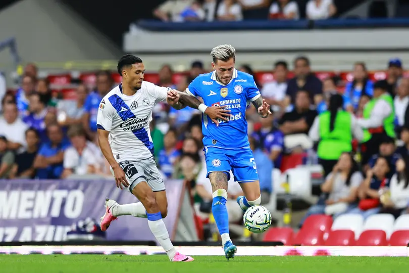Luifer Hernandez y Gonzalo Piovi peleando por el balón en el Puebla vs Cruz Azul de J2 | MEXSPORT