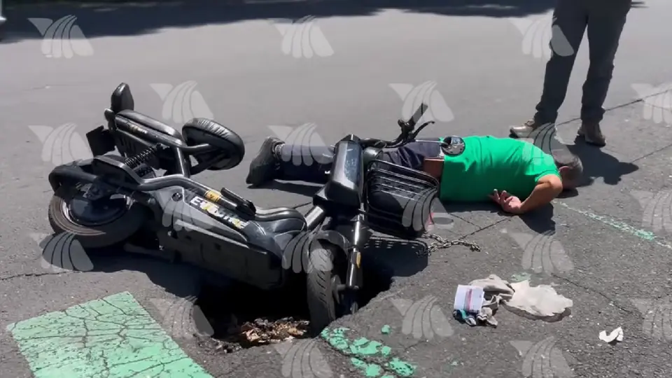 El conductor quedó inmóvil tras el fuerte impacto en el rostro y cabeza / Especial
