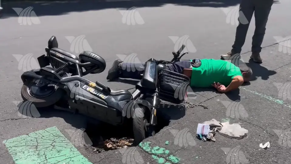 El conductor quedó inmóvil tras el fuerte impacto en el rostro y cabeza / Especial