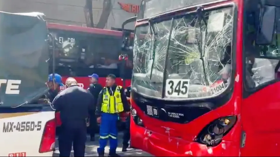 VIDEO: ¿Qué pasó en el Metrobús CDMX? Accidente cerca de Nuevo León deja 16 lesionados