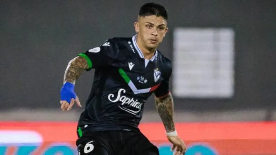 Aaron Quirós en un partido de Vélez | IG @aaronquiros_