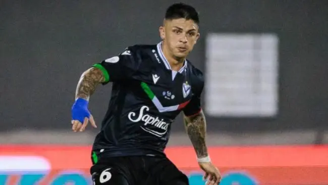 Aaron Quirós en un partido de Vélez | IG @aaronquiros_
