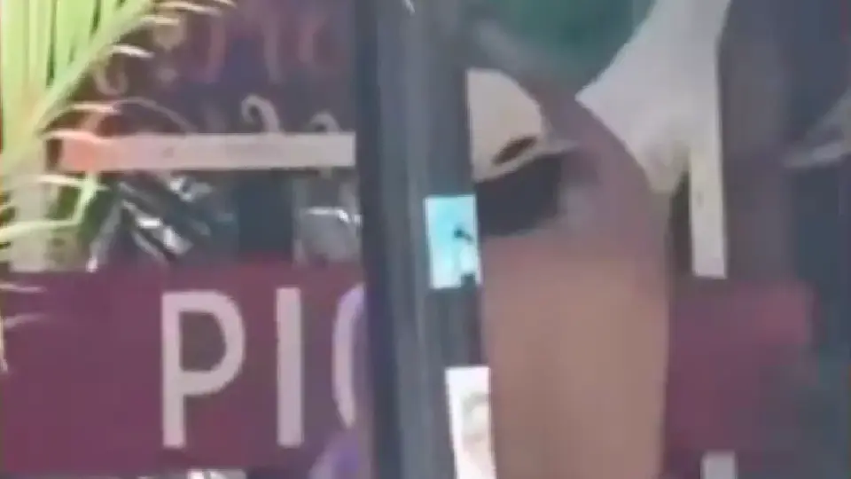Se salieron de control: argentinos quitaron bandera de México para poner la de Argentina