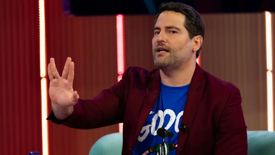 El conductor de deportes dijo que en un principio sería parte de los presentadores no un participante /  FB: @lacasafamososmx