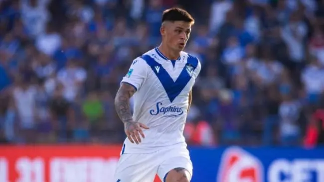 Aaron Quirós en un partido de Vélez | IG @aaronquiros_
