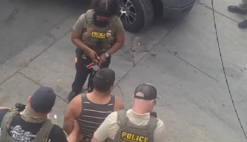 Detención a migrante en EE.UU.; Gobierno de México pide esclacerecer las muertes tras detenciones / Captura de pantalla
