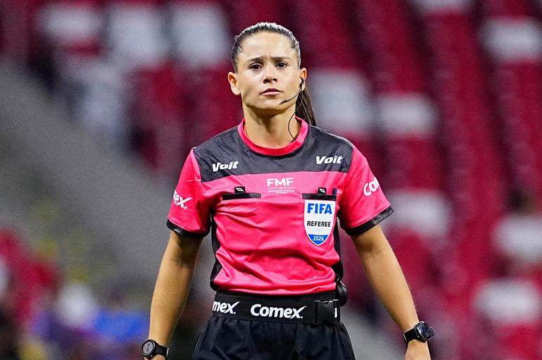 Árbitra Karen Hernández en el juego de Puebla y cruz Azul | MEXSPORT