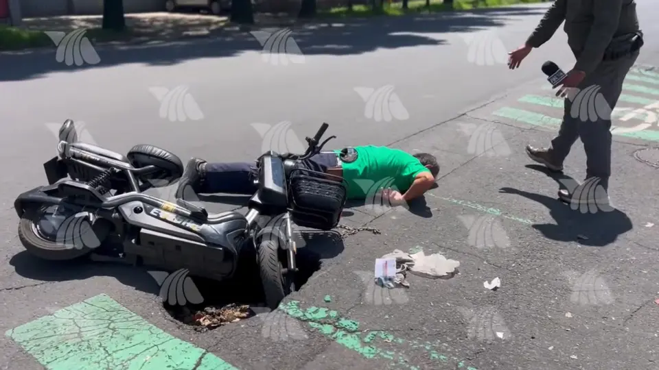 El reportero trató de auxiliarlo al momento que se percató del accidente / Especial