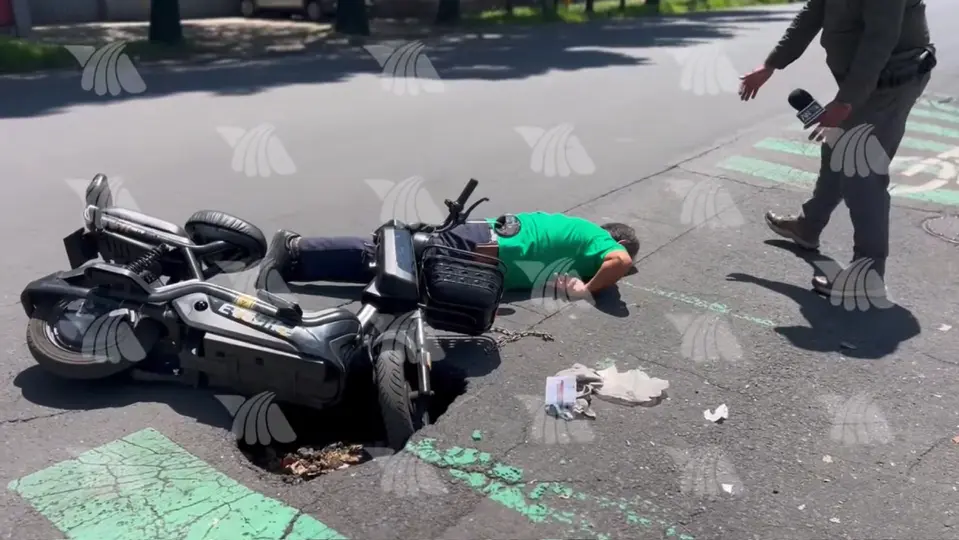 El reportero trató de auxiliarlo al momento que se percató del accidente / Especial