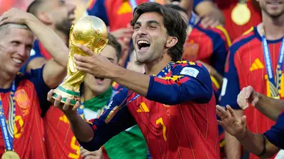 El accidente de Ferran Torres en el aeropuerto: Su Copa del Mundo cayó al suelo
