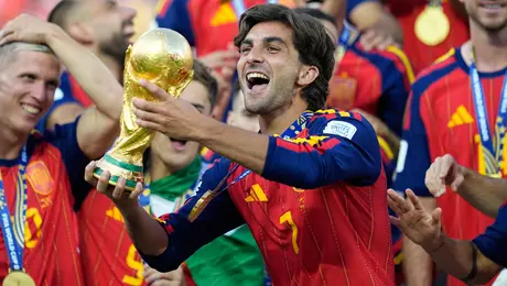 El accidente de Ferran Torres en el aeropuerto: Su Copa del Mundo cayó al suelo