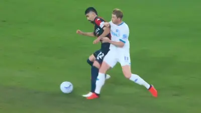 Johan Vásquez en polémica: Kevin De Bruyne derribó al mexicano para anotar un gol