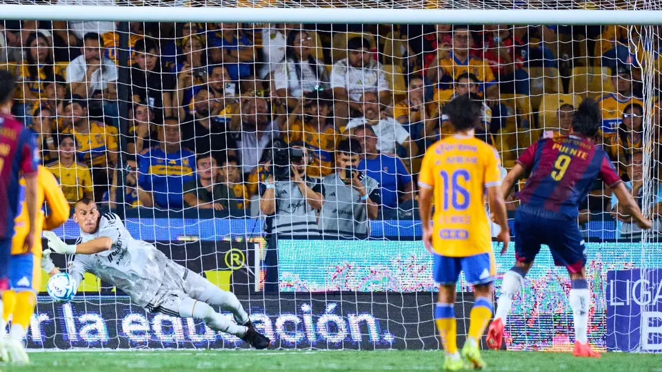 Penal atajado por Nahuel Guzmán en el Tigres vs Atlante del Apertura 2026 | MEXSPORT