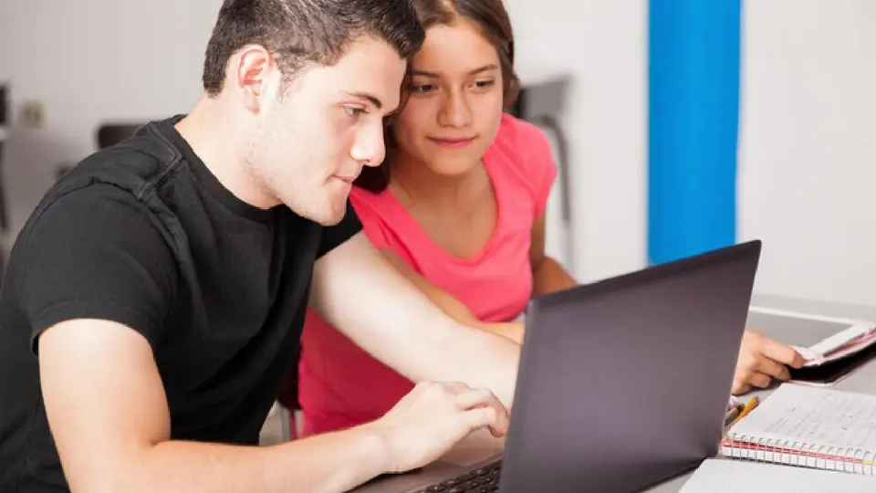 La compañía anunció que ofrecerá un año sin costo de uno de sus planes Google AI a estudiantes universitarios / Magnific