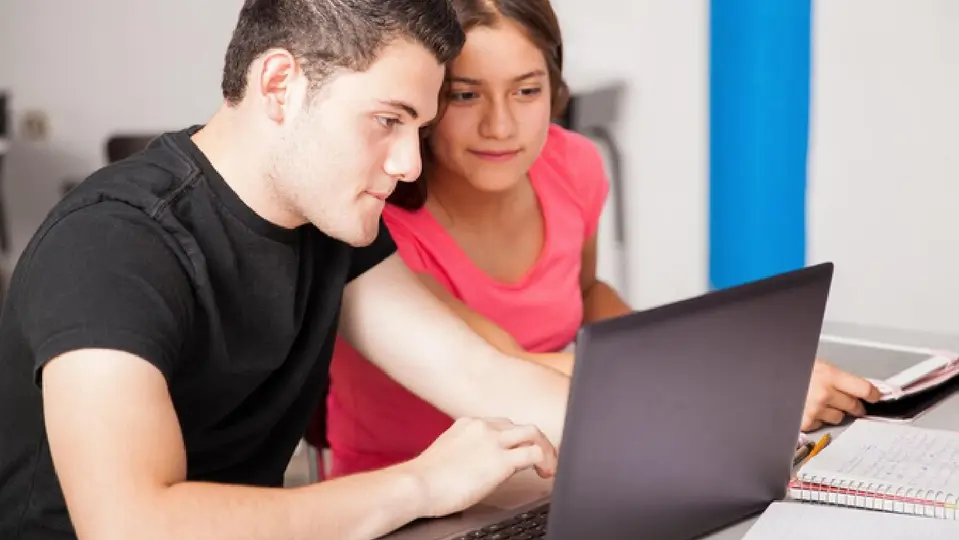 La compañía anunció que ofrecerá un año sin costo de uno de sus planes Google AI a estudiantes universitarios / Magnific