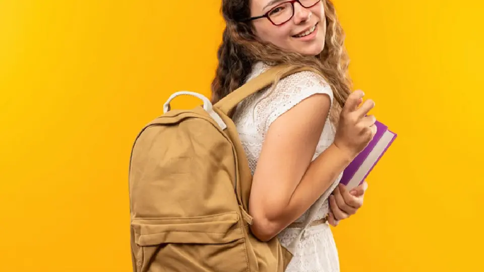 Una mochila demasiado pesada puede generar dolor, incomodidad y alteraciones en la postura / Magnific