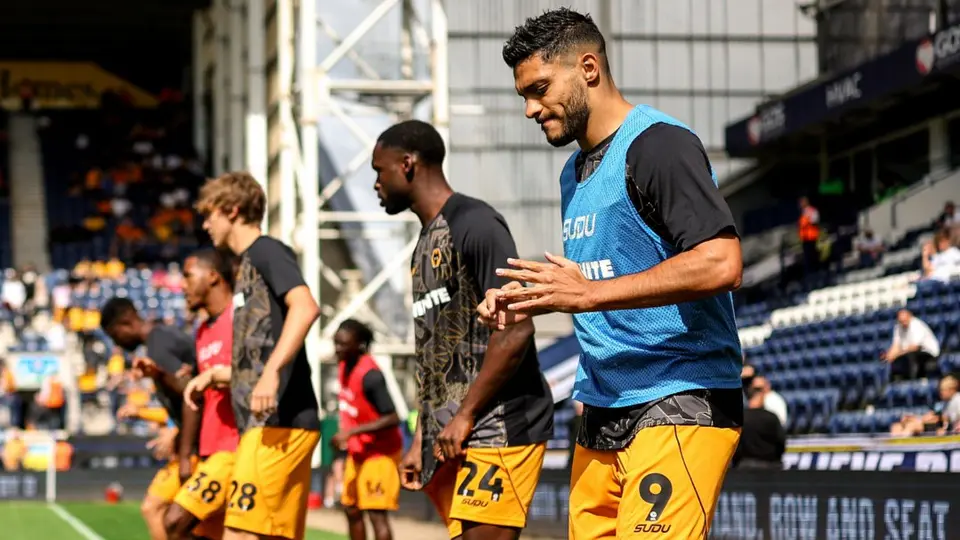 Calentamiento de Raúl Jiménez con los Wolves | X: @Wolves