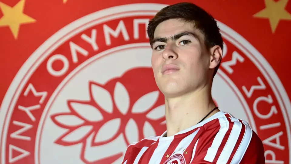 ¡Oficial! Armando 'Hormiga' González, nuevo jugador de Olympiacos