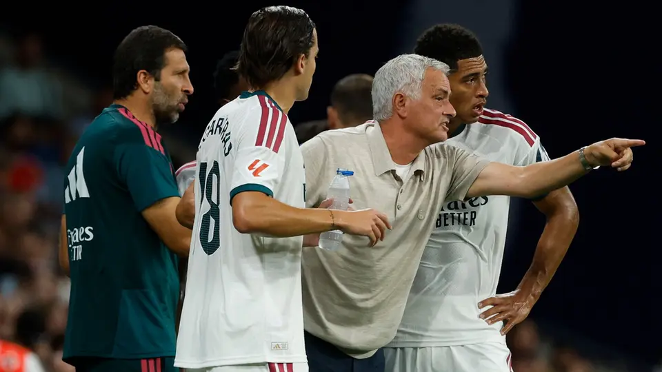 Mourinho da indicaciones a Bellingham y Carreras | AP