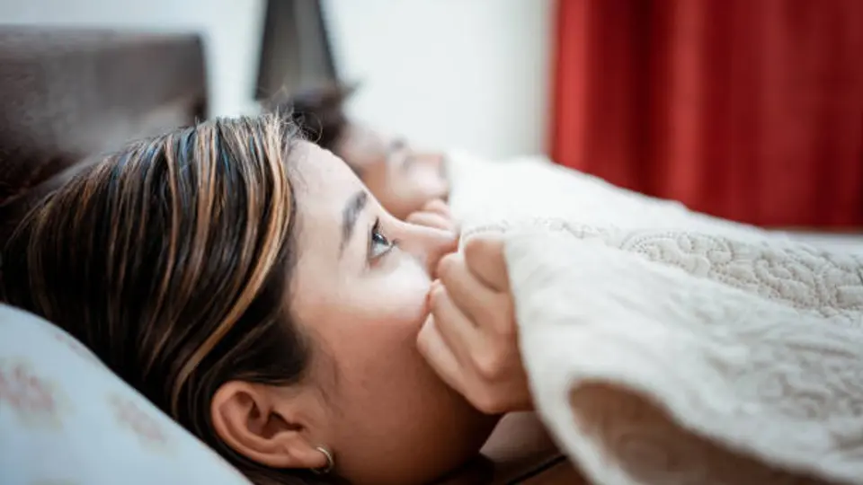 Ahora teme que las fantasías de su novio sean una señal de que ella no es suficiente. / iStock