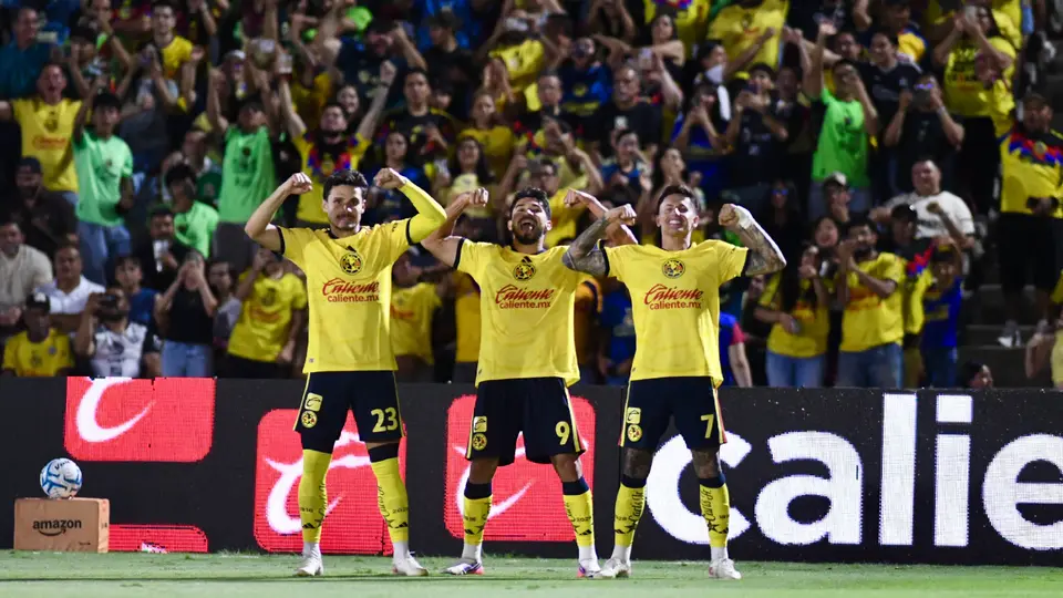 Raphael Veiga, Henry Martín y Brian Rodríguez, en festejo de gol | MEXSPORT