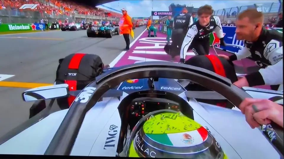Llevaron el auto de Checo Pérez entre varios mecánicos | Captura
