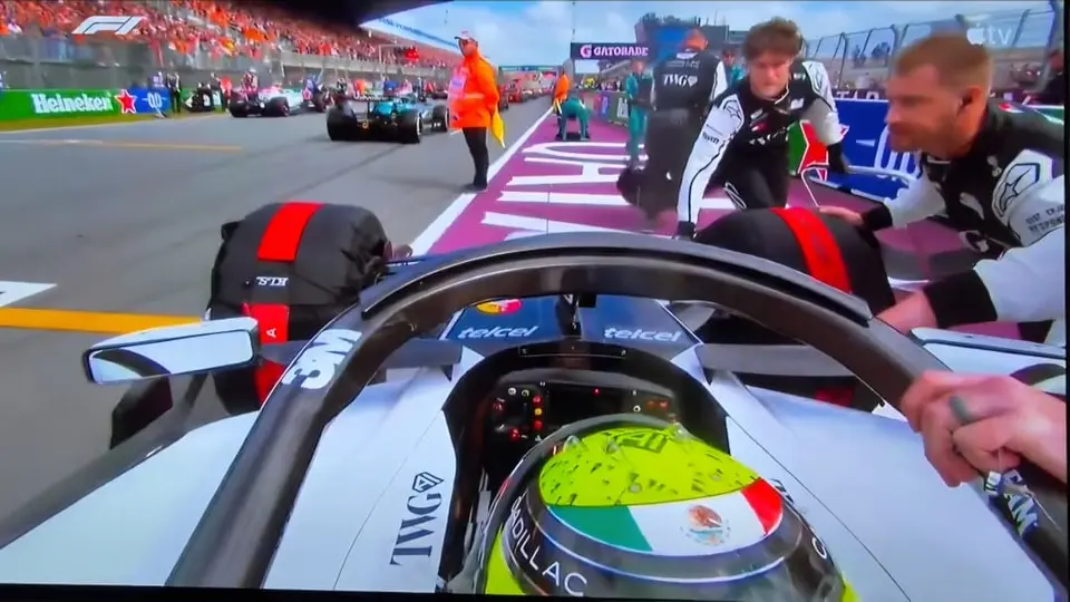 Llevaron el auto de Checo Pérez entre varios mecánicos | Captura