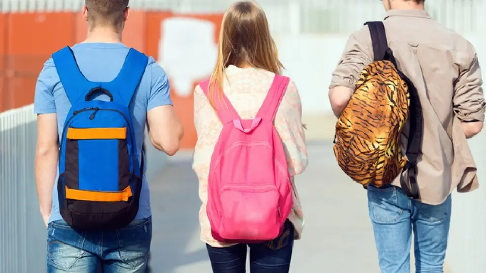 La forma, distribución y posición de la mochila sobre la espalda también son importantes / Magnific