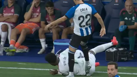 ¡Polémica! jugador del Espanyol debió ser expulsado tras agresión en contra de Vinícius Jr.