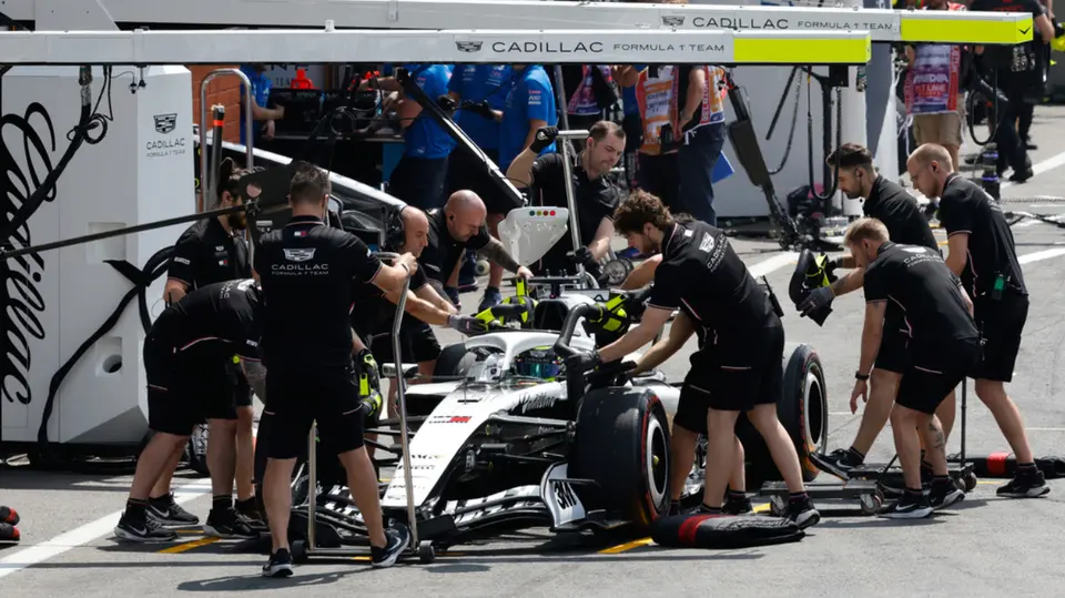 Checo Pérez con los mecánicos de Cadillac | AP