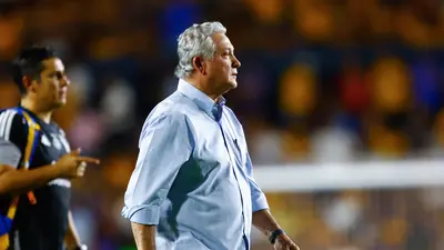 ¡Se hace presente el Volcán! Así recibió la afición de Tigres a Vucetich