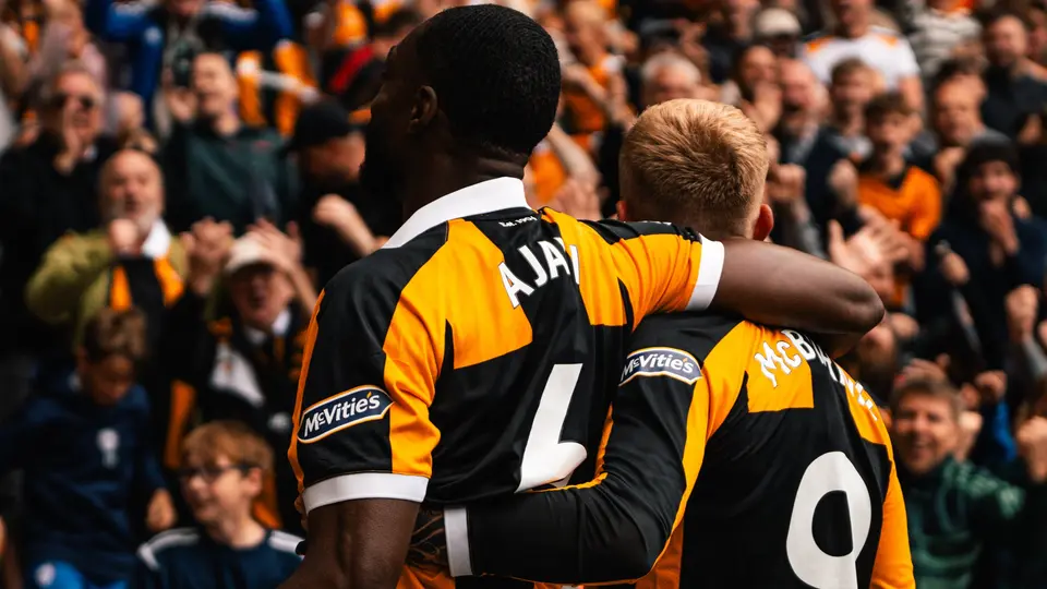 Semi Ajayi festeja con Oliver Mcburnie su gol ante Manchester United | X: @HullCity