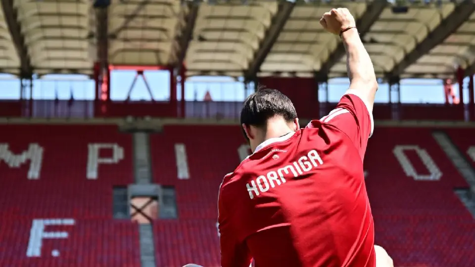 Armando 'Hormiga' González con Olympiacos | x:@olympiacosfc
