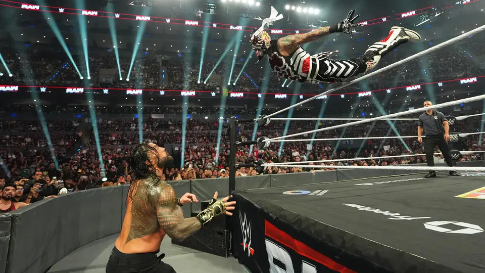 Penta se lanza por encima de la tercera cuerda sobre Roman Reigns | wwe.com