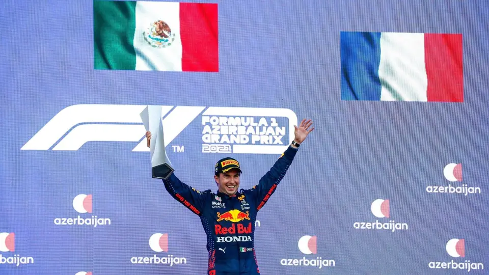 Checo Pérez en su victoria en el Gran Premio de Azerbaiyán en 2021 con Red Bull | MEXSPORT